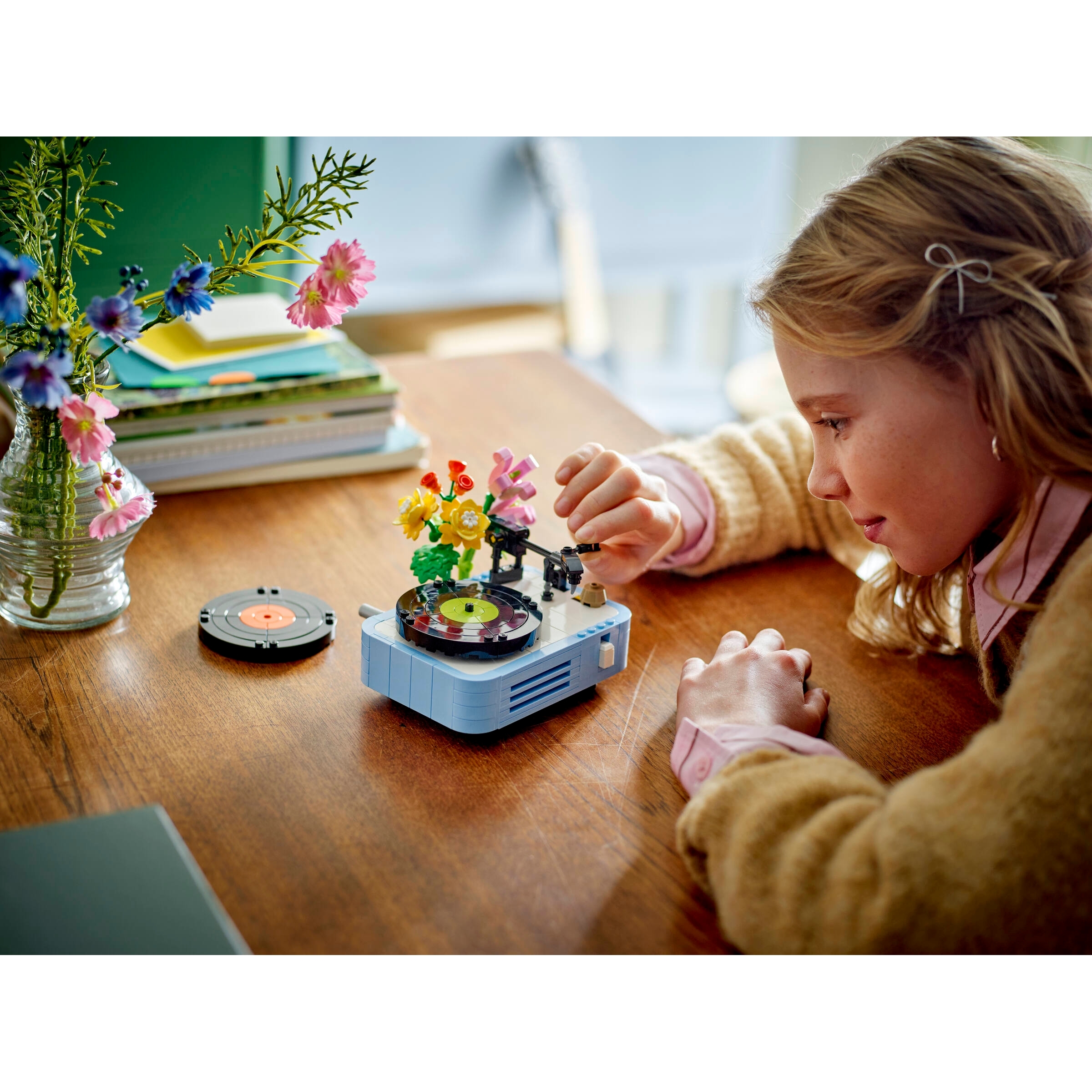 Record Player With Flowers - Image 6