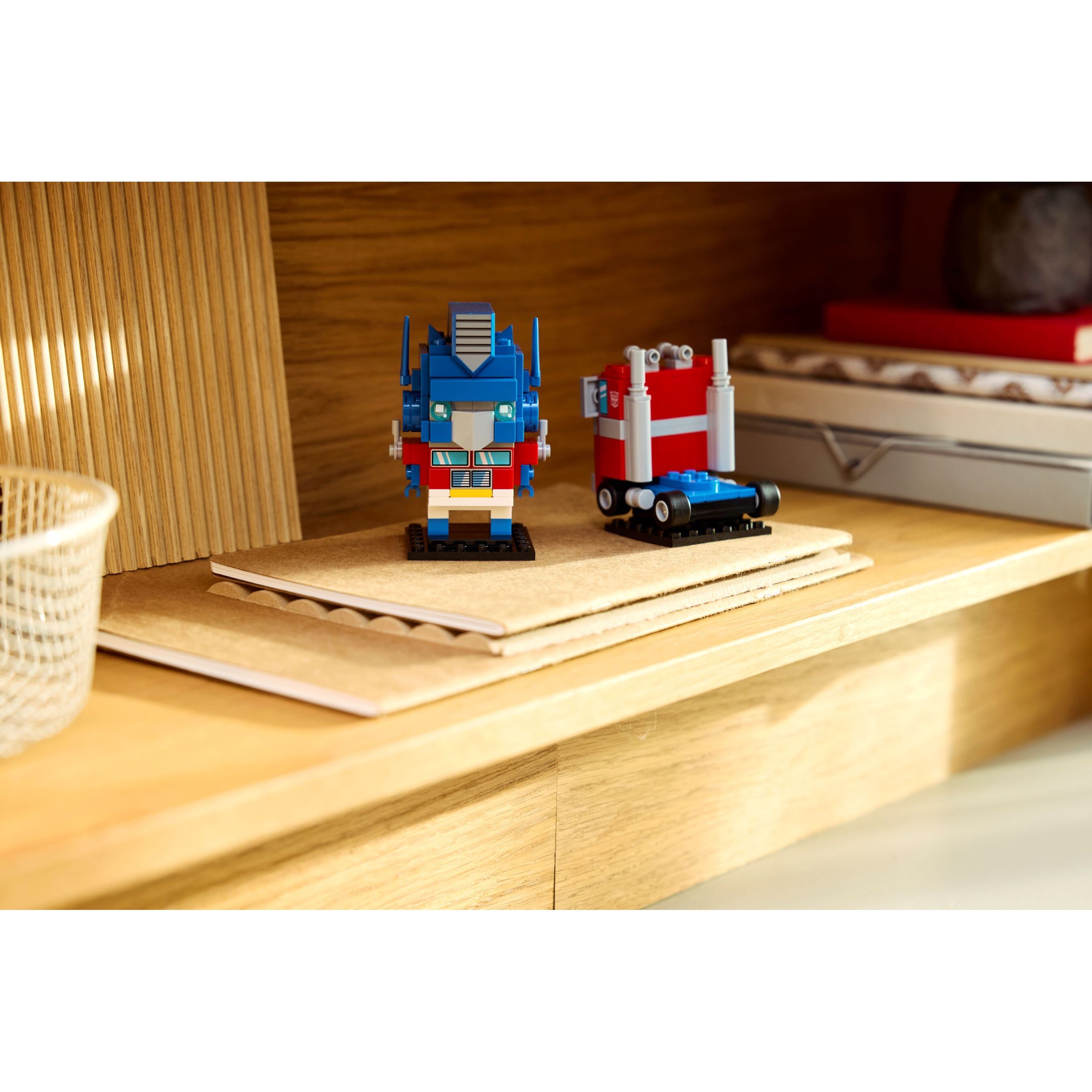 Optimus Prime Robot & Vehicle - Image 7