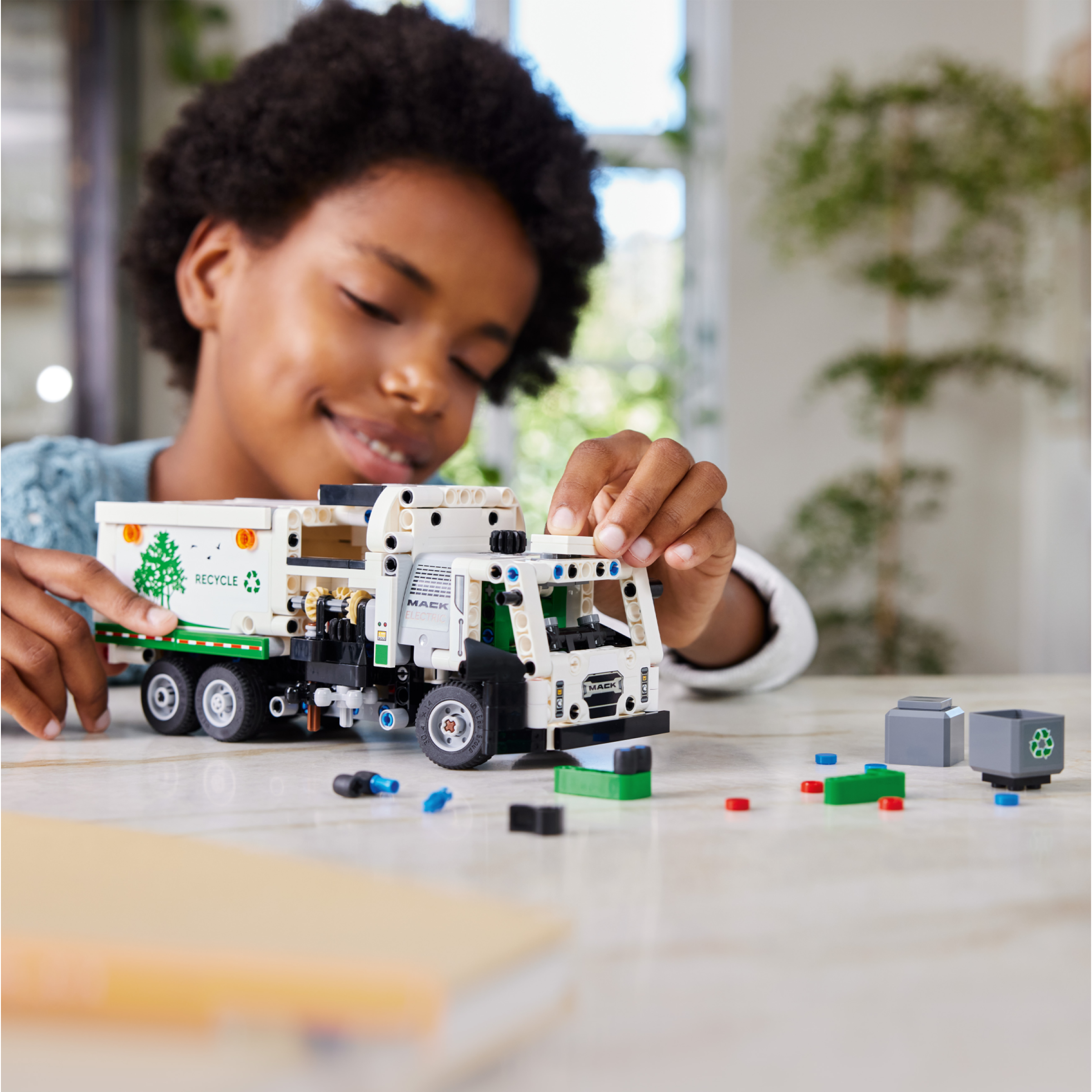 Mack Lr Electric Garbage Truck - Image 8